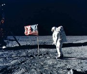 us_flag_on_moon.jpg